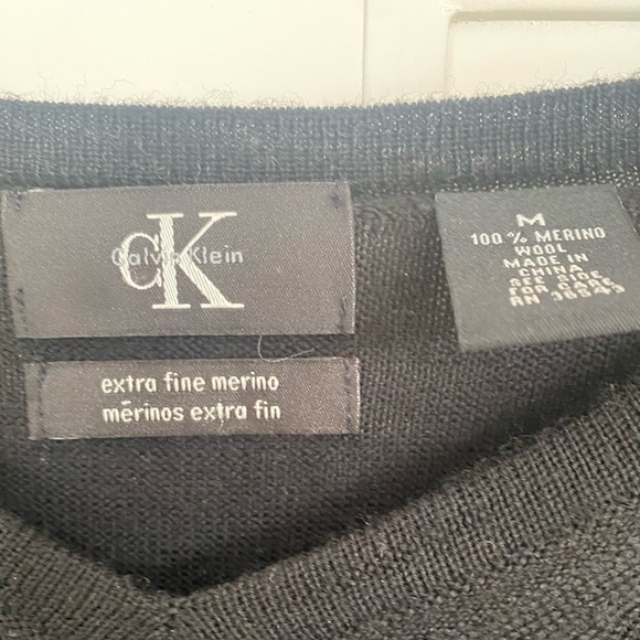 Men’s Calvin Klein v-neck sweater. Medium - Picture 3 of 4